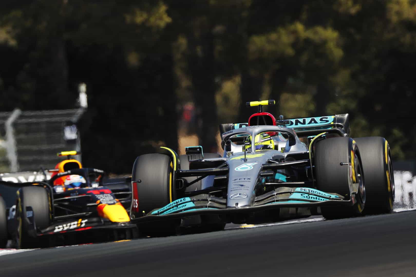 Lewis Hamilton membalap di GP Prancis 2022. 