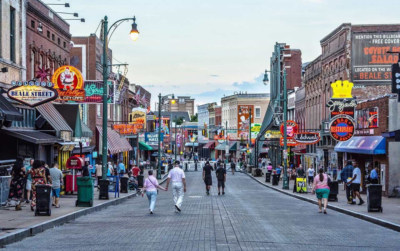 Beale Street di pusat kota Memphis Tennessee, menampilkan beberapa restoran, bar, dan tempat hiburan yang ditolerir orang. 