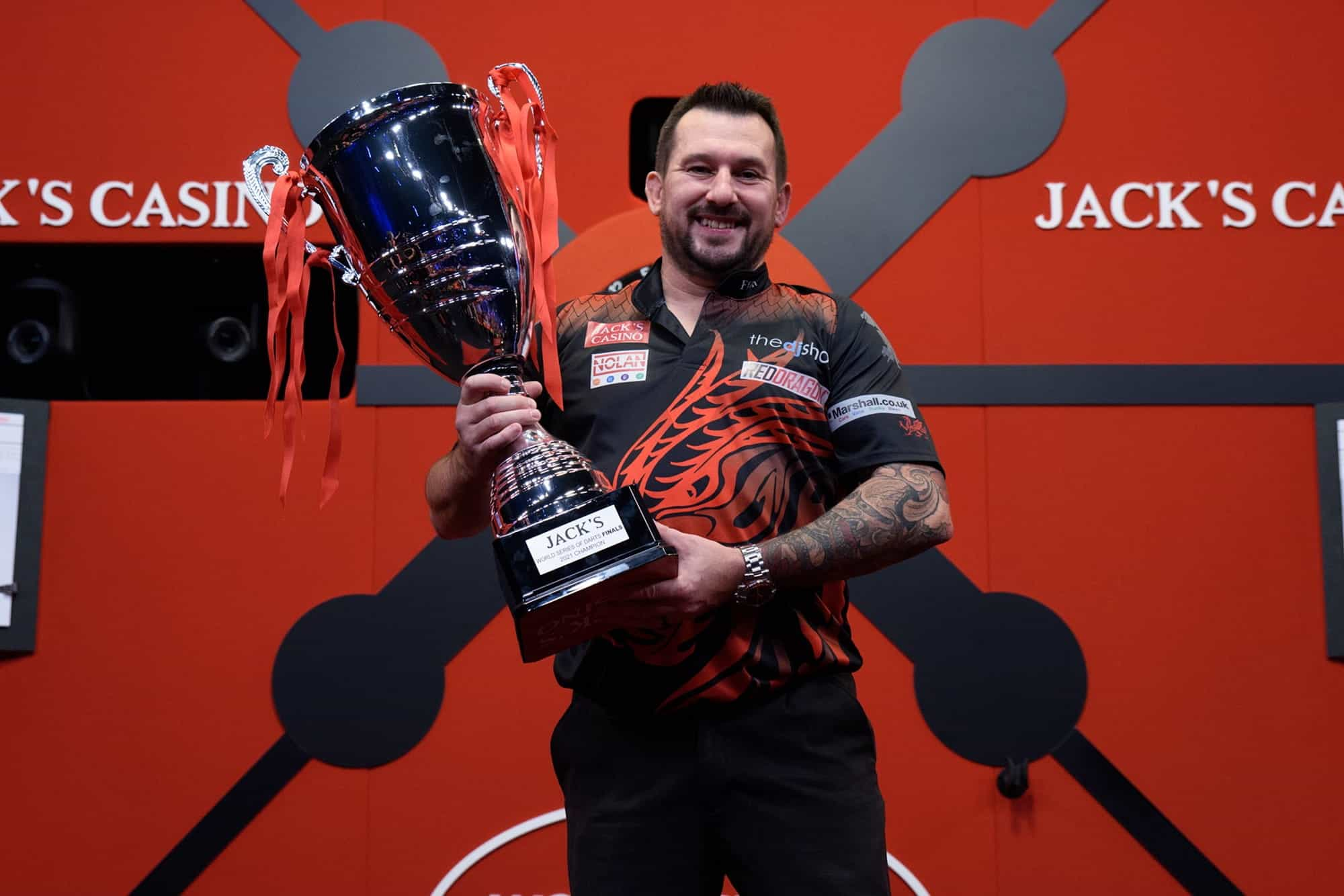 Jonny Clayton dan trofi Jack's World Series of Darts Finals 2021 miliknya.