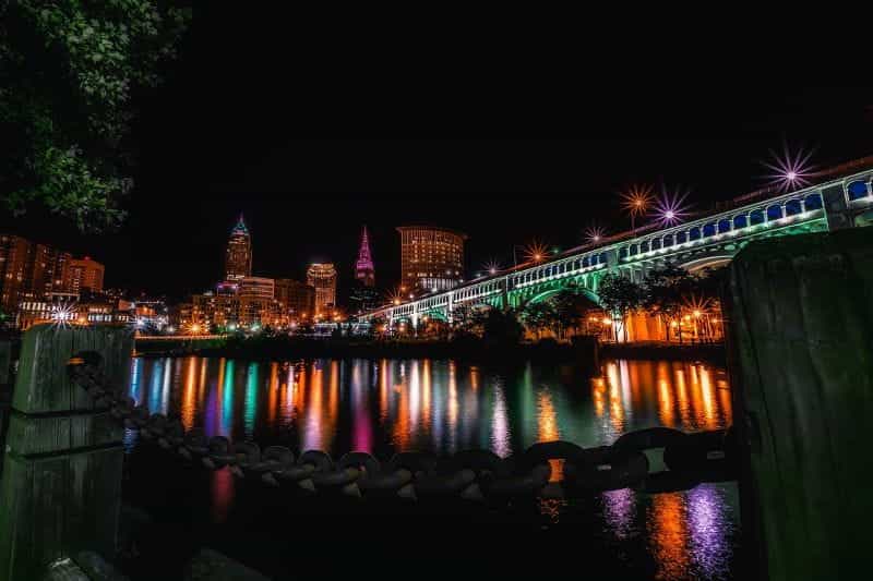 Kota Cleveland, cakrawala Ohio di malam hari dengan jembatan kecil di sebelah kanan.