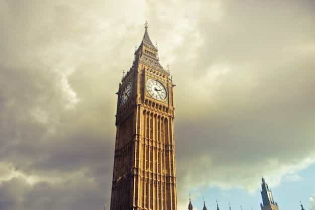 Menara jam Big Ben di London, Inggris.