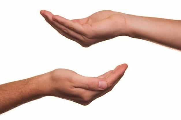 Dua lengan terulur dengan tangan menghadap ke atas dan sedikit ditangkupkan, siap menerima sumbangan atau selebaran.