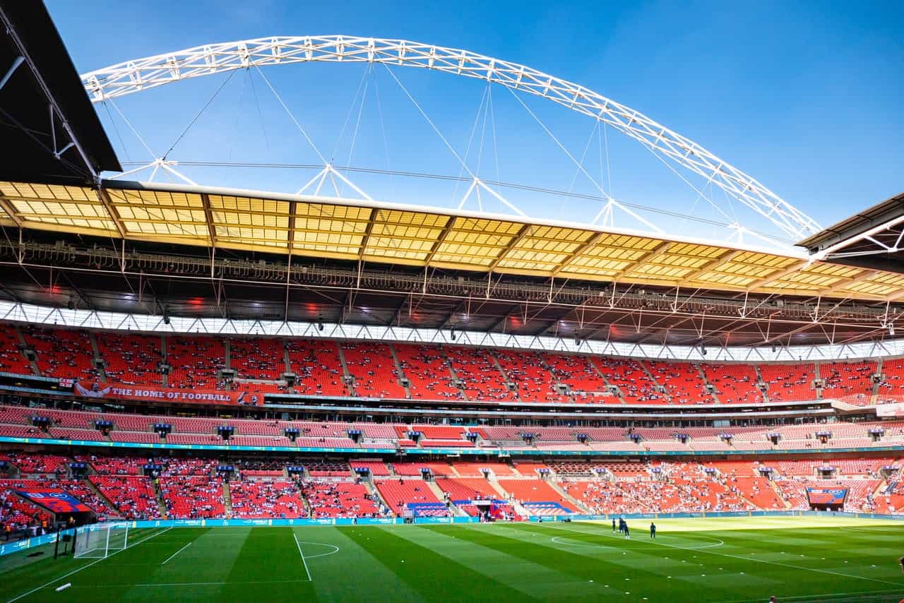 Stadion Wembley jelang pertandingan sepak bola. 