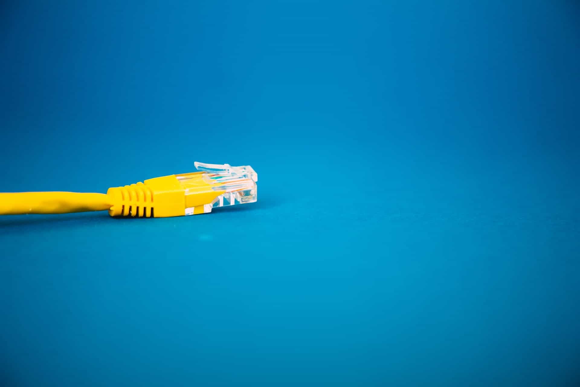Ujung steker kabel LAN kuning