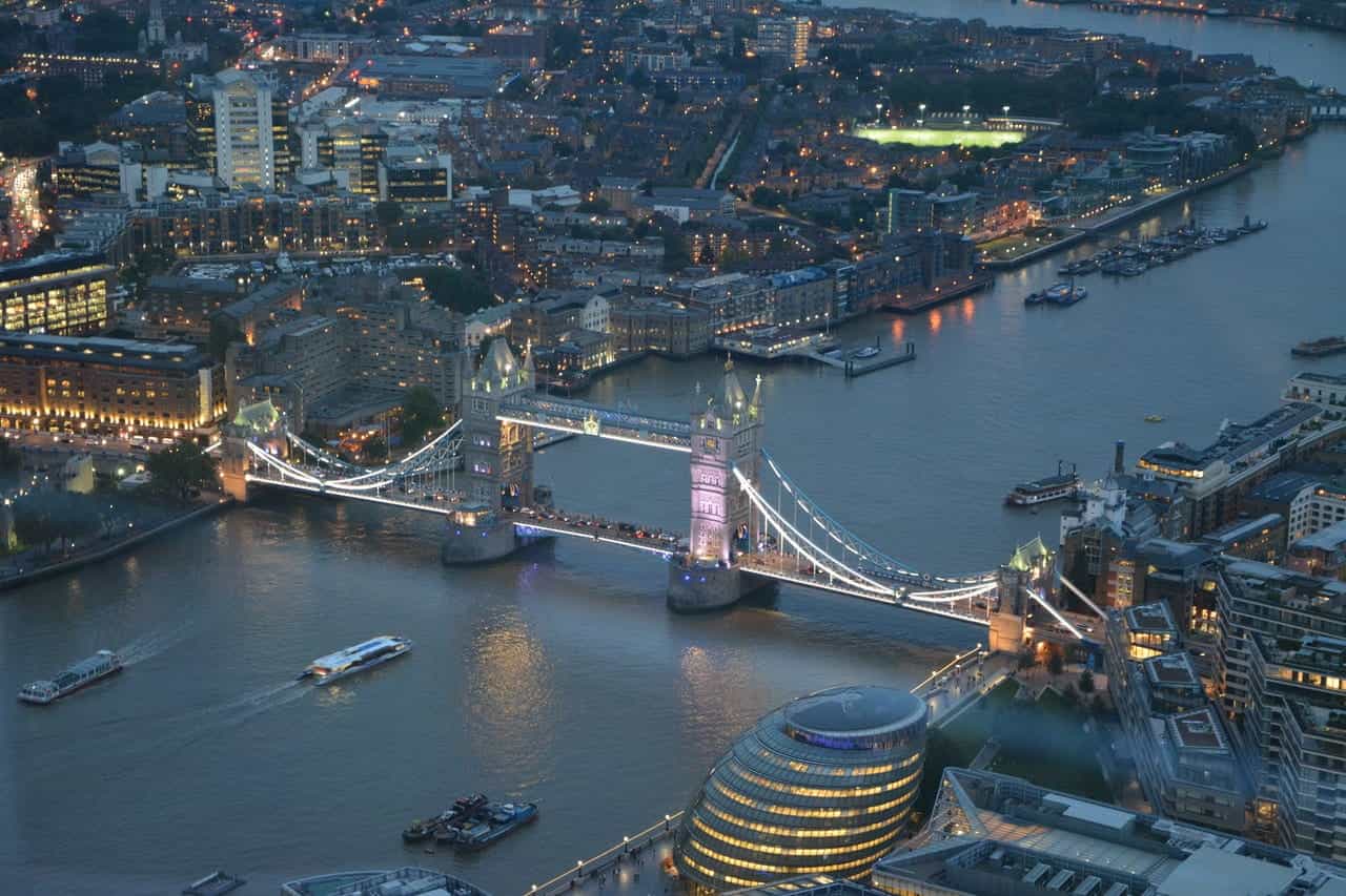 Tower Bridge dan Sungai Thames di London.