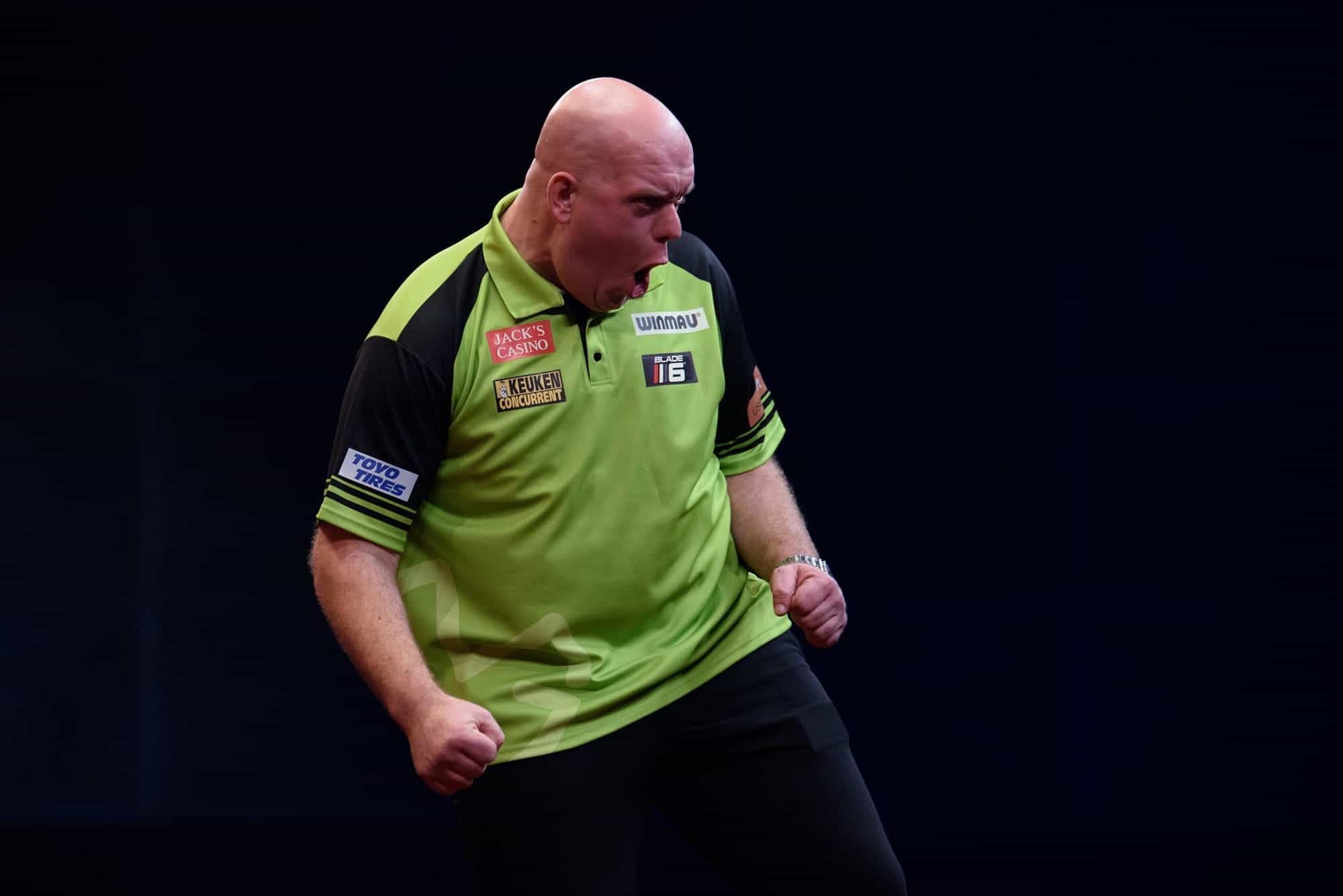 Michael van Gerwen merayakan kemenangan pertandingan lainnya. 