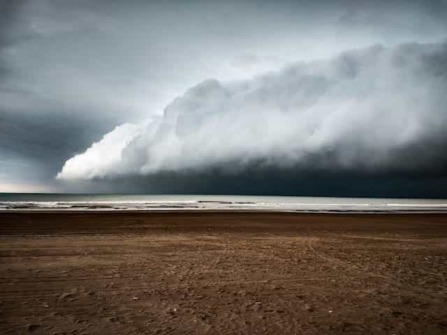 Pantai berbadai di Necochea, garis pantai Argentina.