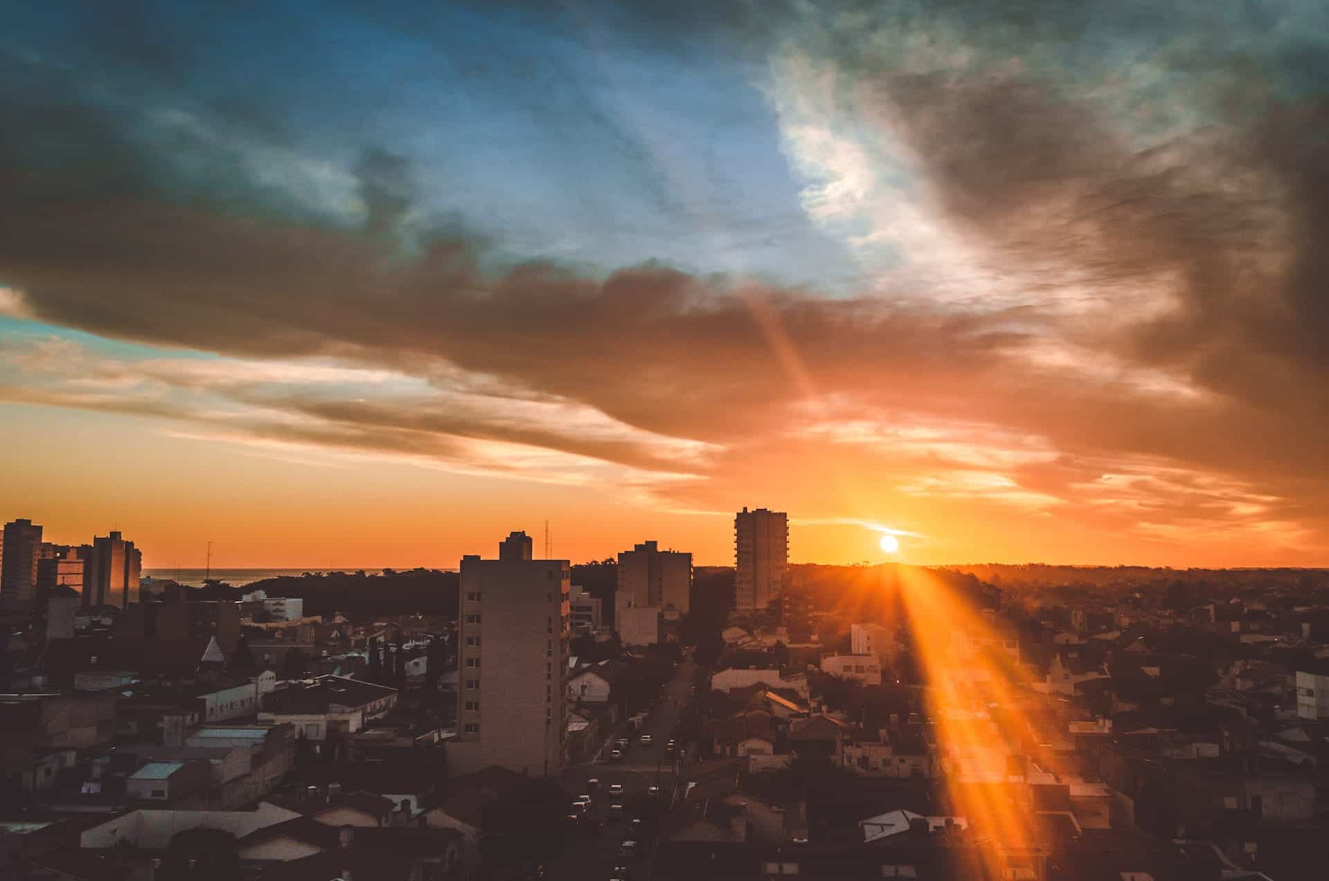 Foto udara dari kaki langit Necochea saat matahari terbenam.