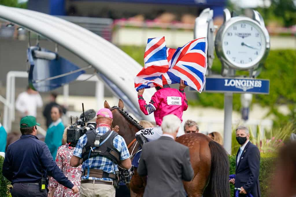 Nicola Currie melakukan selebrasi setelah menjadi pemenang di Dubai Duty Free Shergar Cup 2021. 