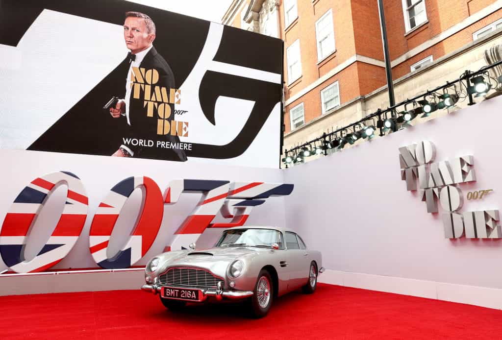 Mobil Aston Martin James Bond di World Premiere 'No Time To Die' di Royal Albert Hall, 2021.