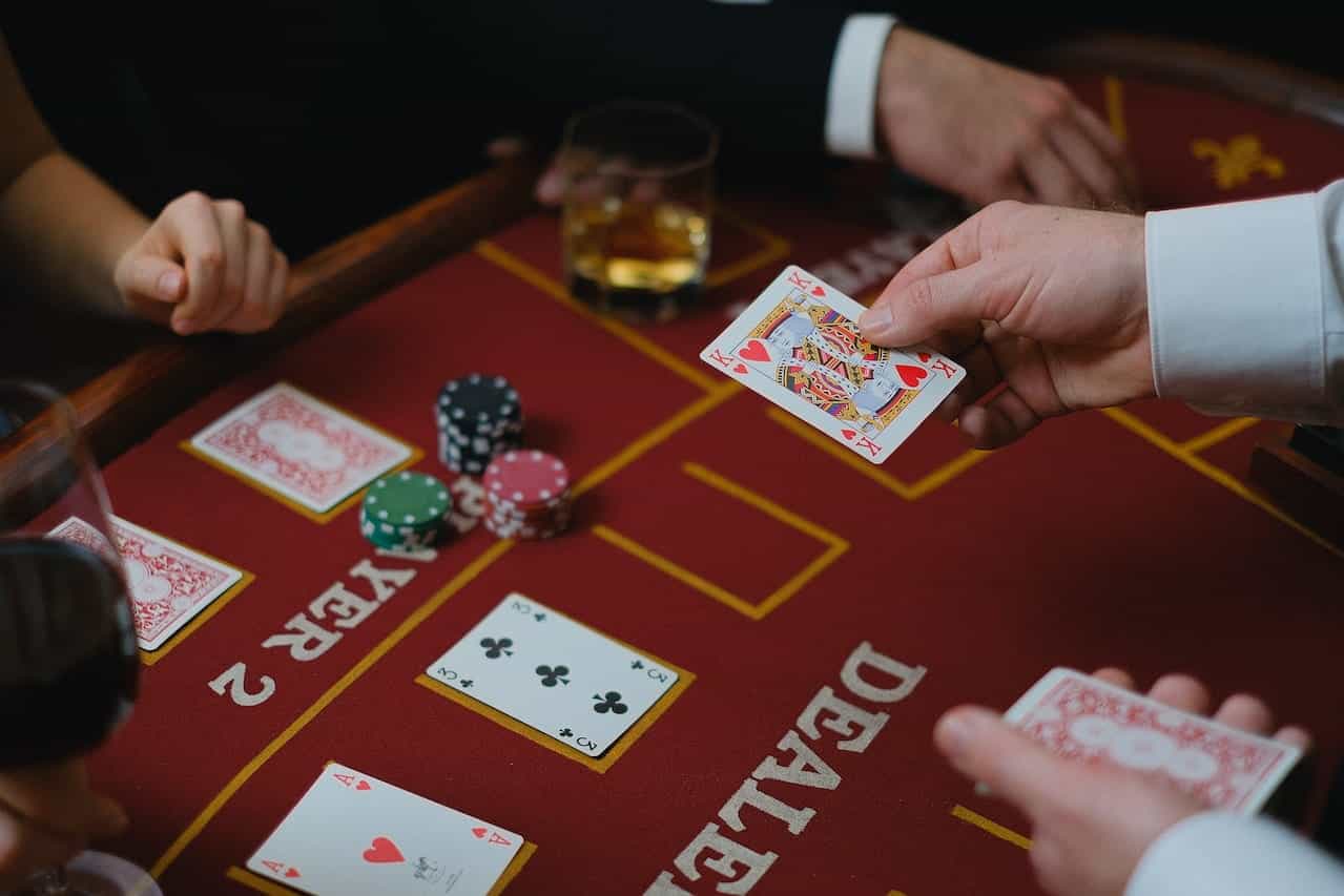 Seorang bandar menangani kartu selama permainan poker di kasino.