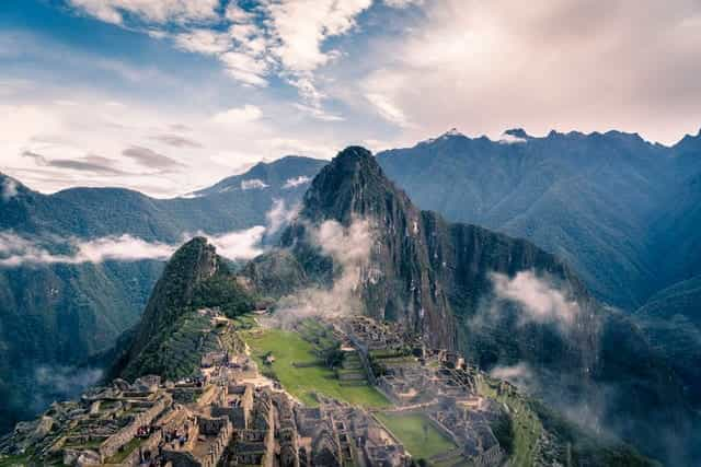 Pemandangan gunung Peru di awan.