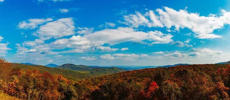 Lembah Shenandoah di pedesaan Virginia, menampilkan perbukitan tak berujung dan Pegunungan Blue Ridge.
