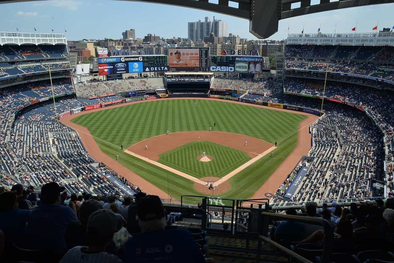 Pemandangan bagian dalam stadion bisbol Yankees Stadium yang terkenal di dunia yang terletak di New York City, New York, dengan berlian bisbol dan permainan di tengah tampilan.