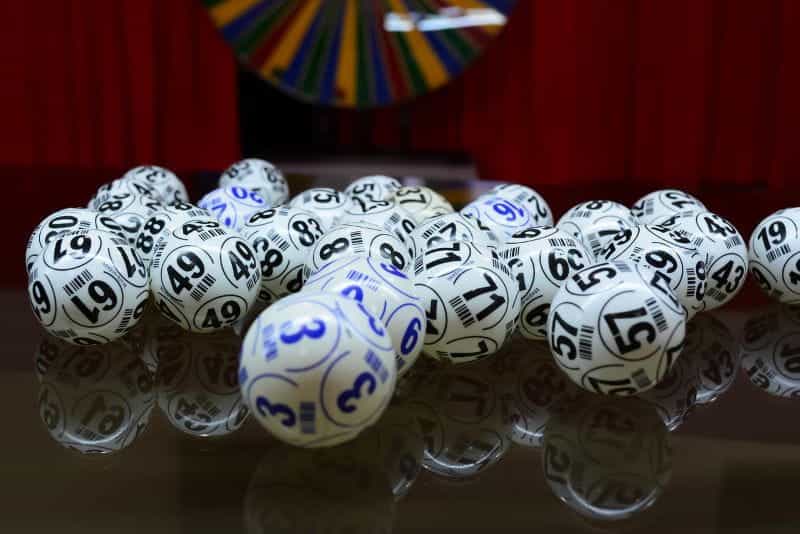 Bola bingo bernomor di depan roda lotere.