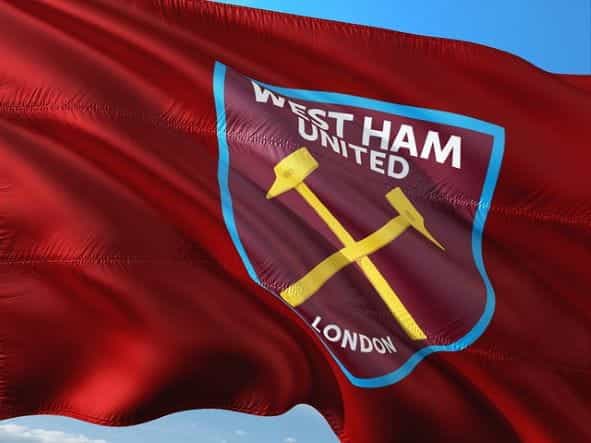 Bendera merah dengan logo West Ham United.