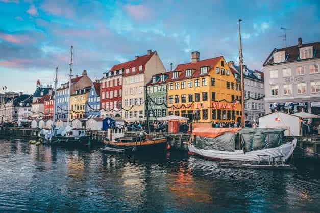 Kapal berbaris di dermaga di Kopenhagen.
