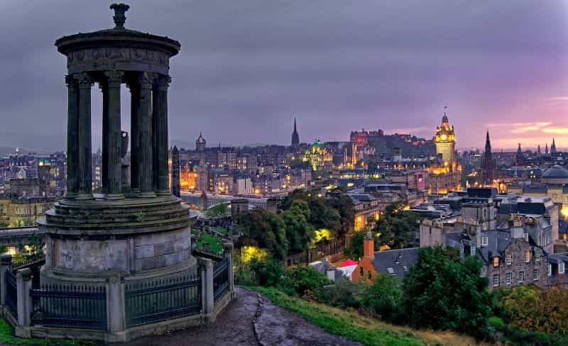 Ibukota Skotlandia Edinburgh pada malam hari.