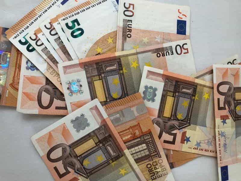 Uang kertas 50 euro.