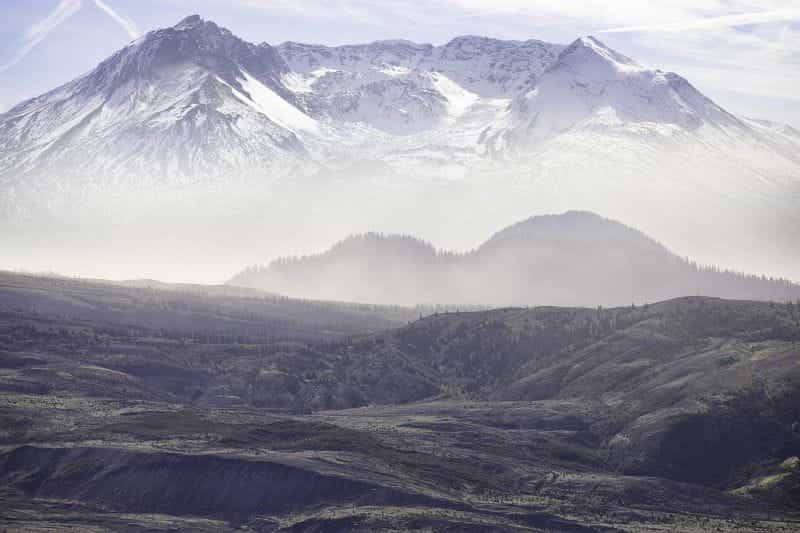 Gunung Saint Helens yang tinggi dan megah di pedesaan negara bagian Washington.