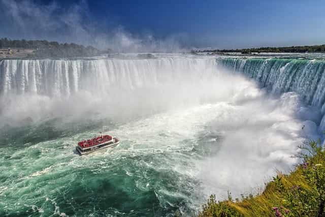 Air Terjun Niagara dengan perahu dek observasi wisata.