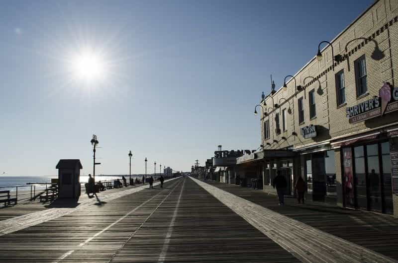Boardwalk di pantai di Ocean City, New Jersey.