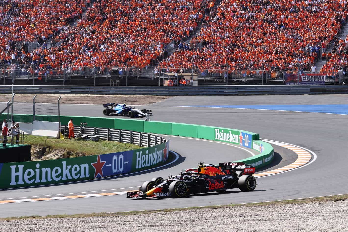 Sergio Perez berlomba sebelum memadati tribun penonton di Grand Prix Belanda 2021.