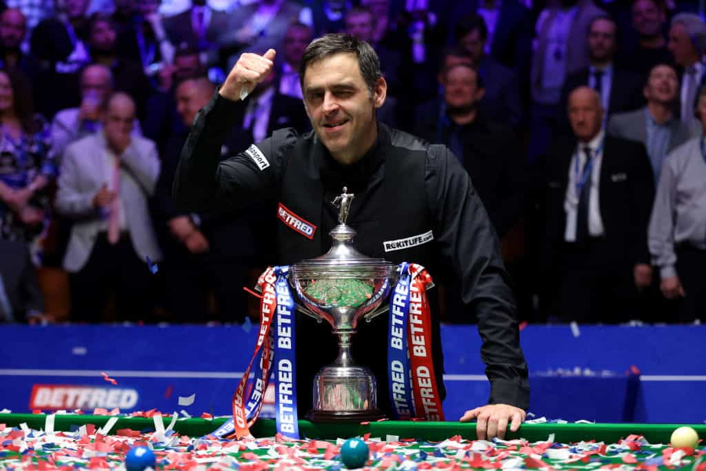 Ronnie O'Sullivan merayakan kemenangannya di Kejuaraan Dunia 2022.