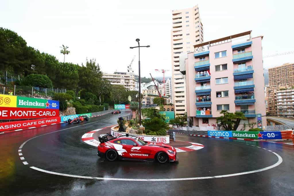 Safety Car memimpin lapangan pada putaran formasi selama Grand Prix F1 2022 Monaco.
