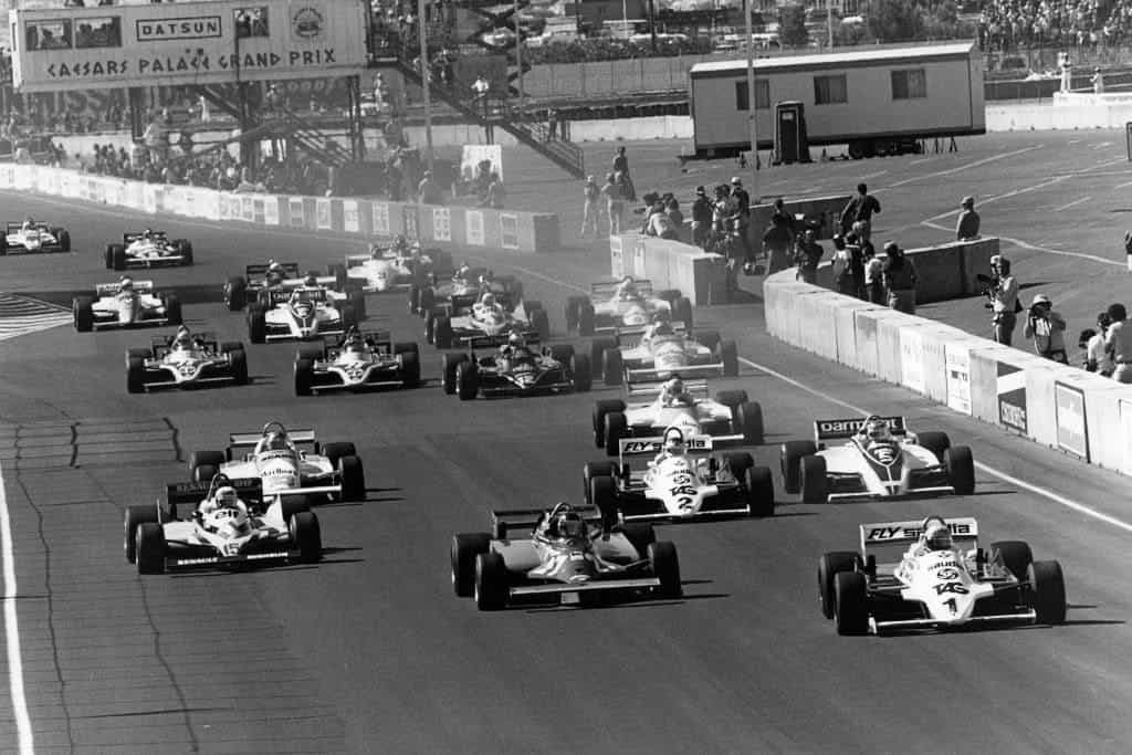 Mobil menderu dari grid awal Caesars Palace 1981, Las Vegas, Grand Prix.