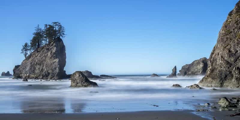 Sebuah pantai di hari langit biru cerah di pedesaan negara bagian Washington yang menghadap ke Samudra Pasifik.