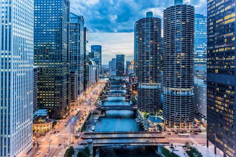 Pusat kota Chicago, Illinois, dengan sungai yang menonjol di tengahnya yang memiliki banyak jembatan yang melintasinya.