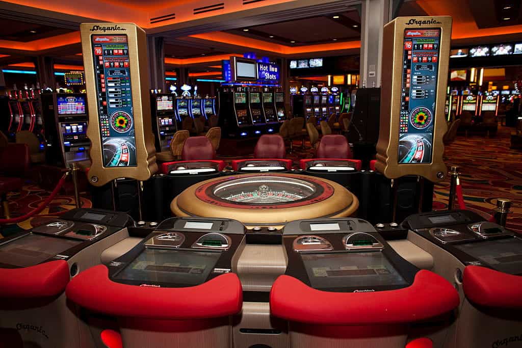 Mesin roulette di aula utama kasino Resorts World New York. 