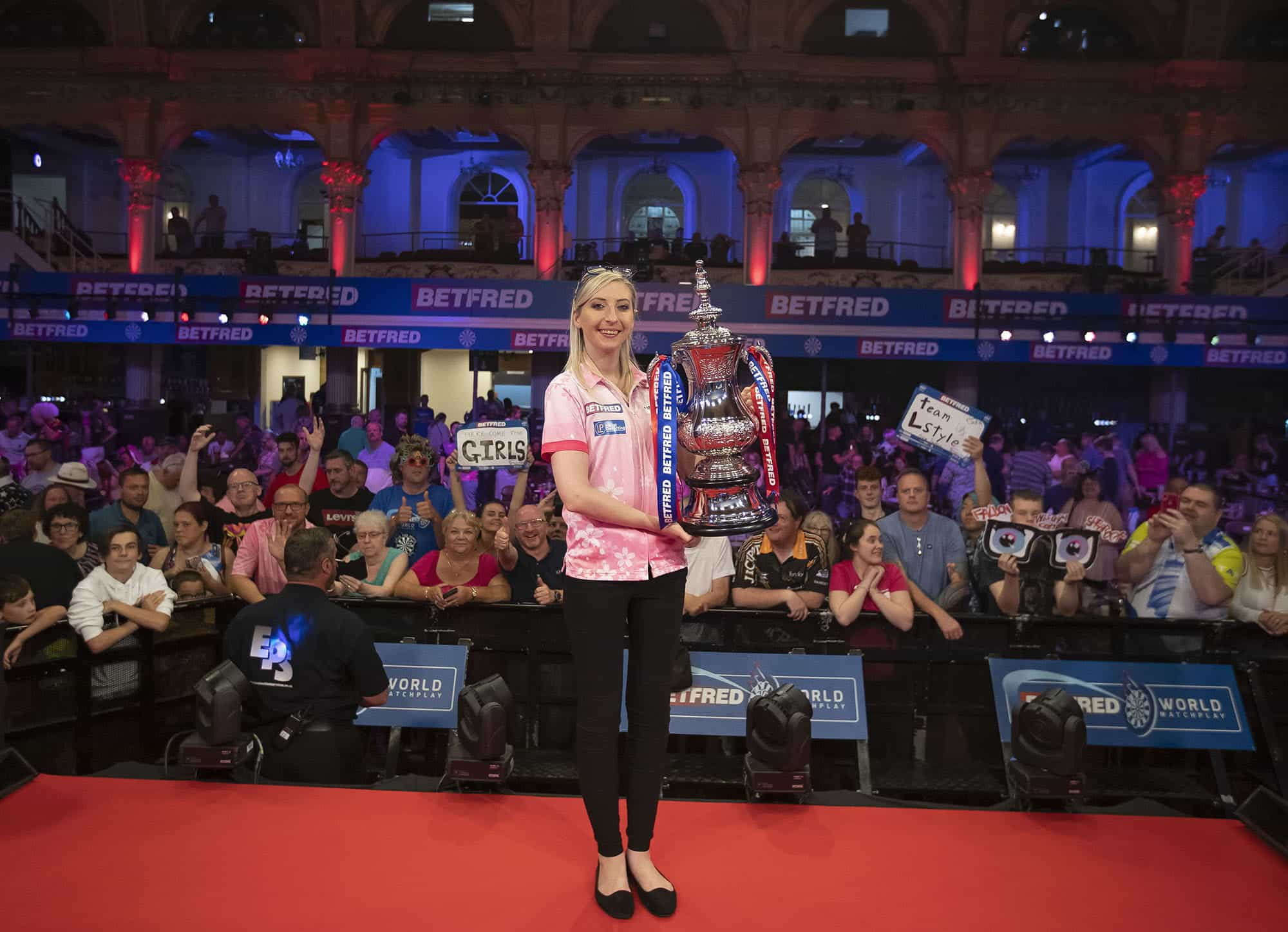 Fallon Sherrock berpose dengan trofi Women's World Matchplay miliknya.