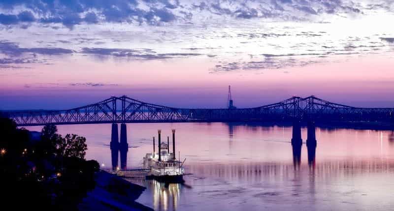 Sungai Mississippi yang luar biasa saat matahari terbenam.