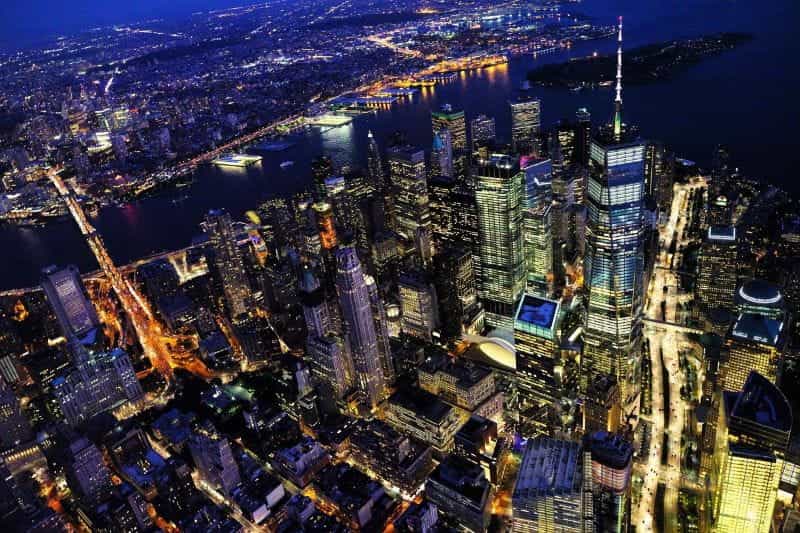 Pusat kota Manhattan di New York City pada malam hari.