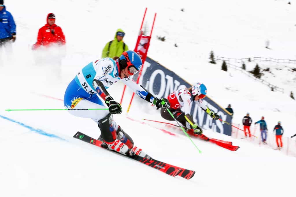 Petra Vlhova dan Mikaela Shiffrin berlomba dalam slalom paralel.