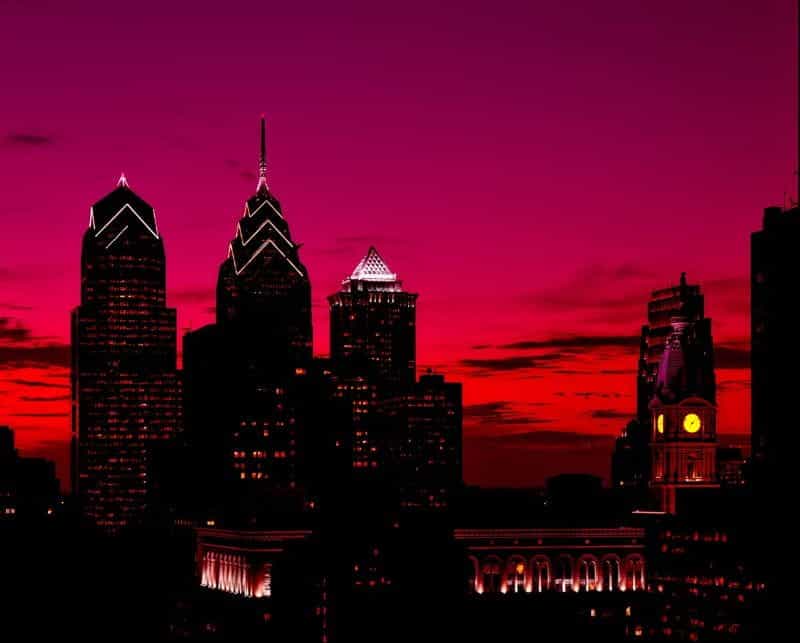 Cakrawala gelap pusat kota Philadelphia, Pennsylvania.