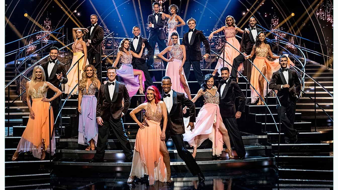 Kontestan Strictly Come Dancing 2022 berpose untuk foto promosi grup.