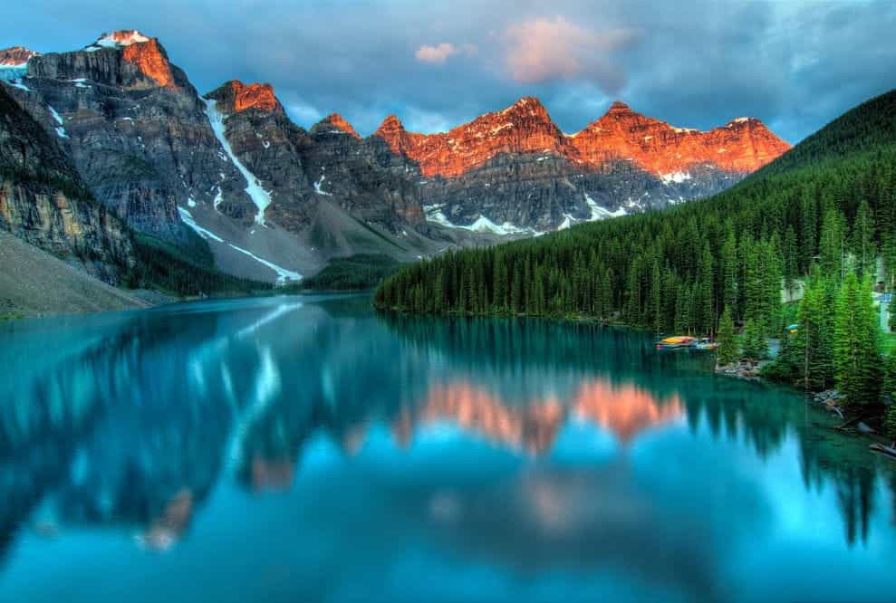 Danau biru murni di pedesaan provinsi Alberta, Kanada.