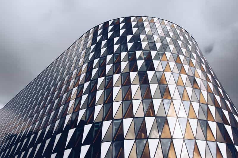 Sebuah bangunan kaca berpola dari Karolinska Institutet di Swedia.
