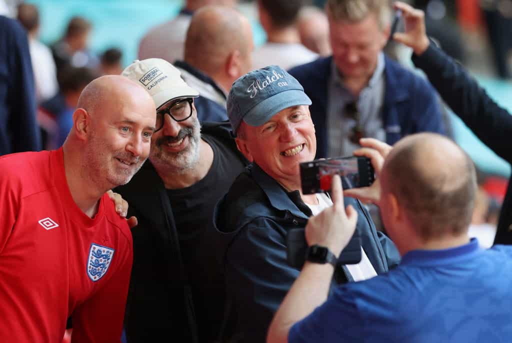 David Baddiel dan Frank Skinner bertemu penggemar di pertandingan Inggris.