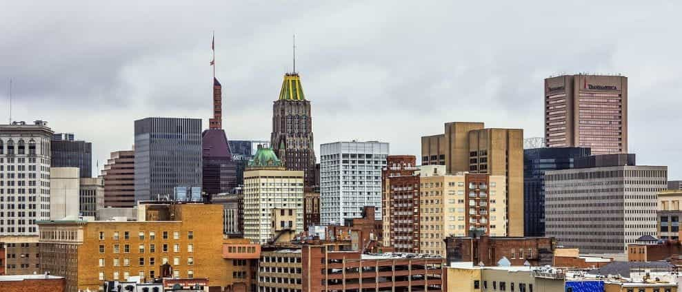 Langit padat pusat kota Baltimore, Maryland pada hari langit kelabu.