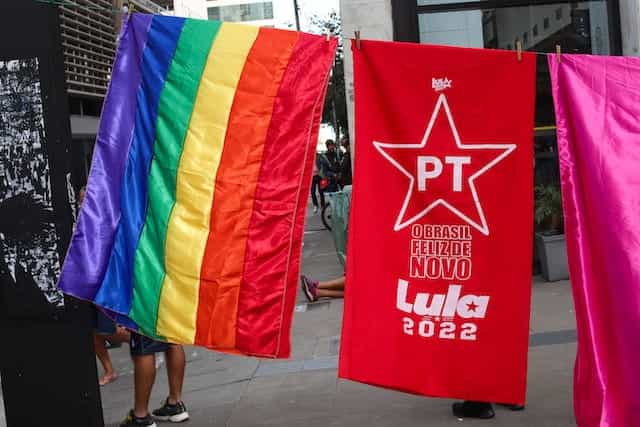 Bendera pelangi, bendera merah untuk Lula dari Partai Buruh dan bendera merah muda berjajar.