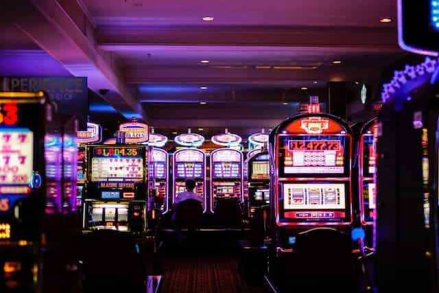 Deretan mesin slot di ruang permainan.