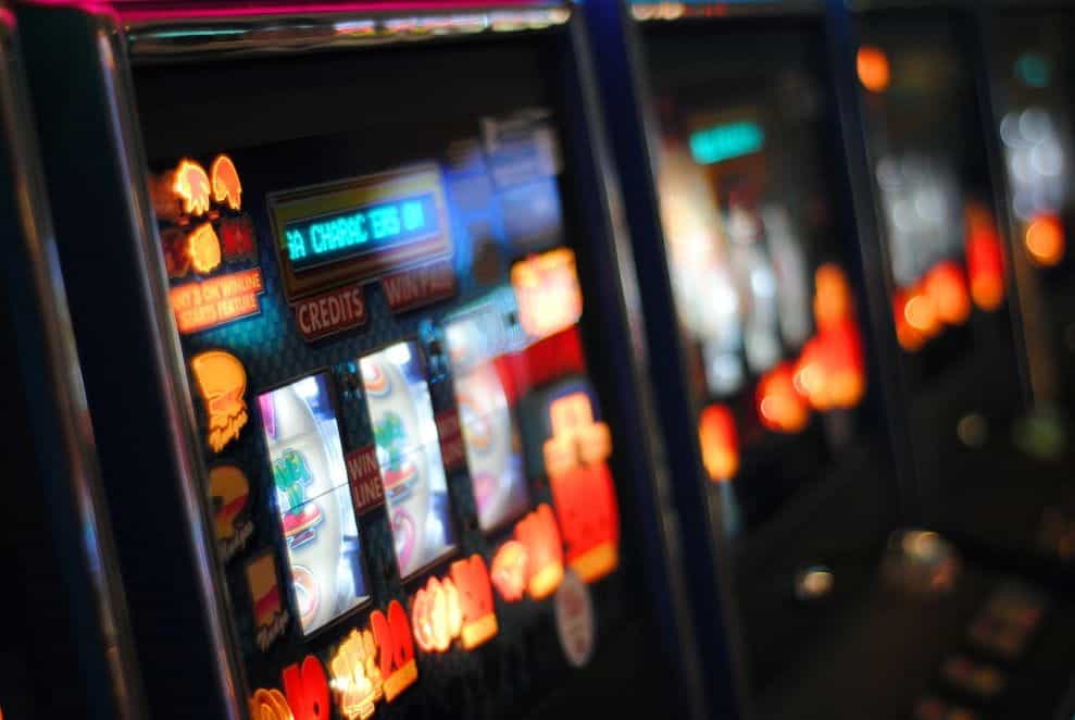 Tampilan dekat layar mesin slot dengan lampu.