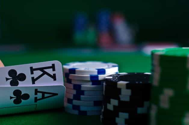 Raja dan Aces yang cocok sedang dilihat di sebelah setumpuk chip poker.