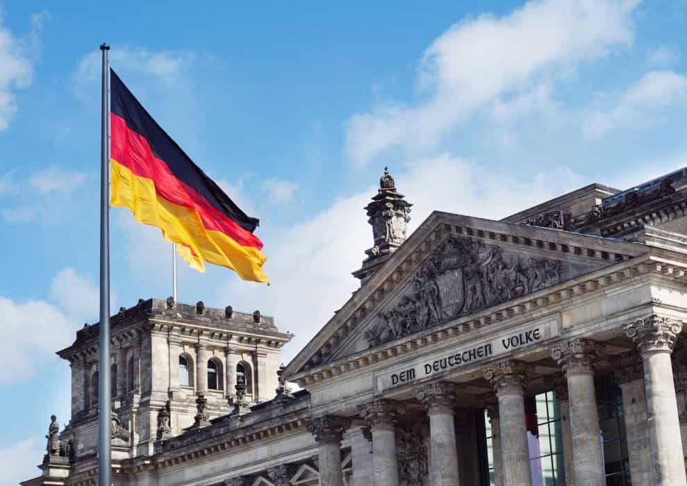 Bendera Jerman dipasang di tiang di Platz der Republik.