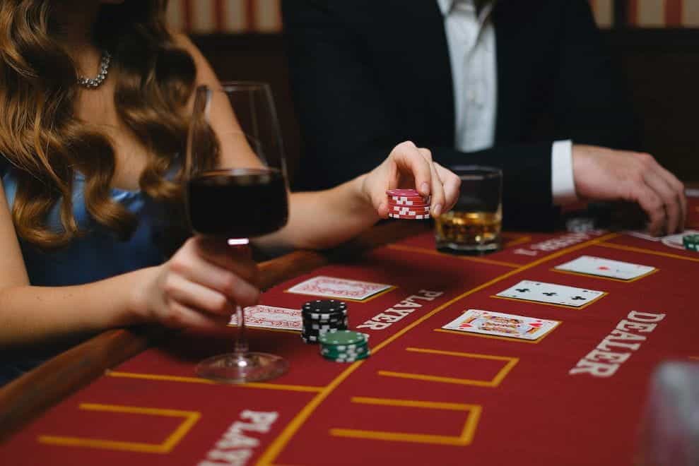 Seorang pria dan seorang wanita bermain poker di kasino.