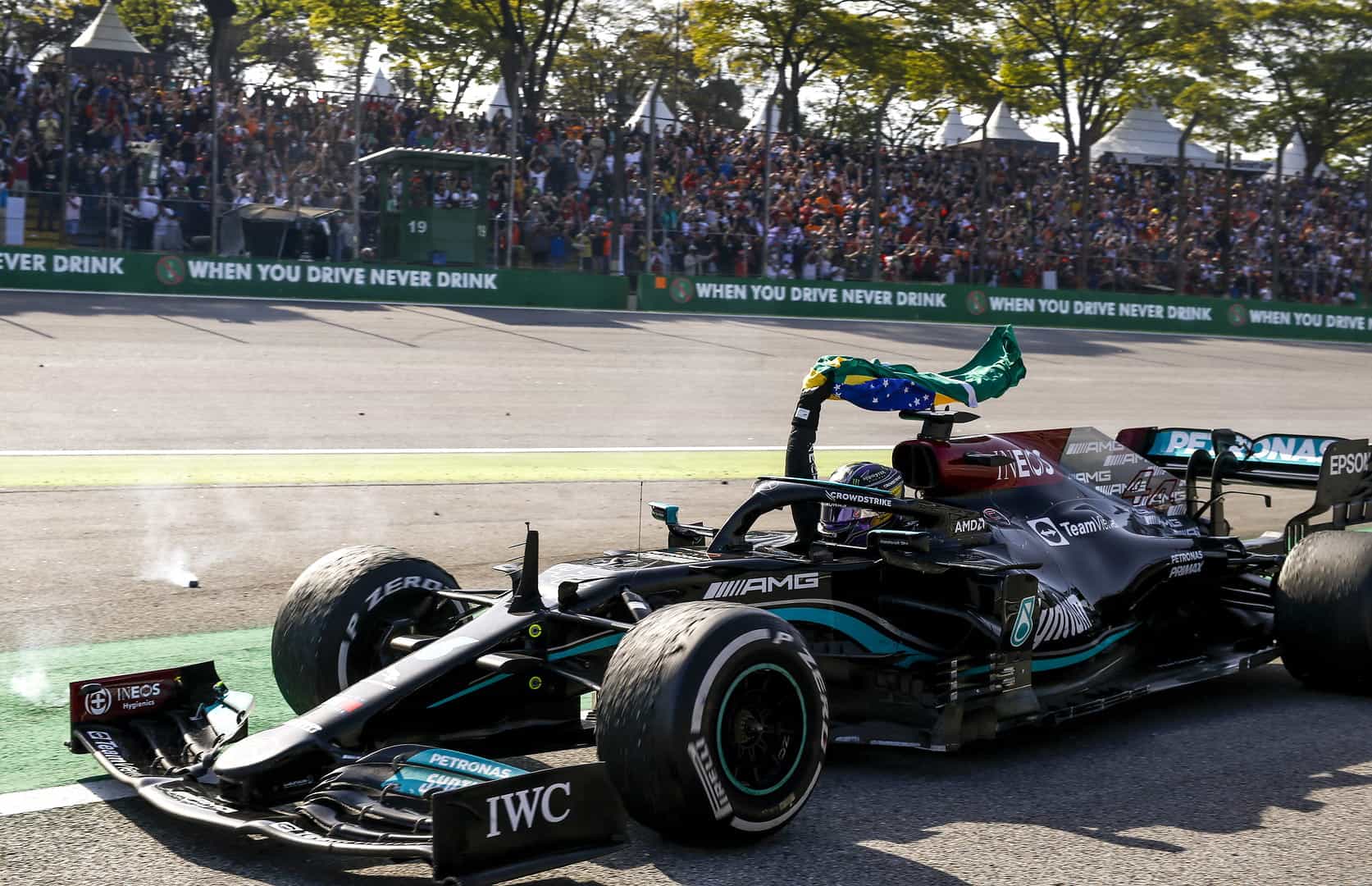 Lewis Hamilton merayakan kemenangannya di GP Brasil 2021.